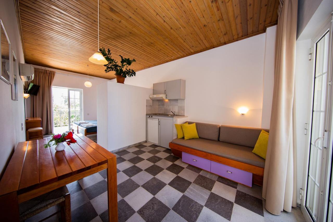 Manias Hotel Apartments Agia Marina Esterno foto